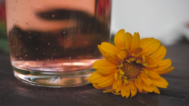 黄色の夏の花のテーブルの上の暑い天気の輝く夏のカクテル — ストック動画