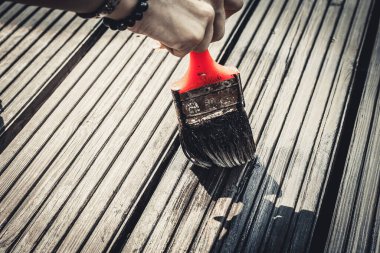 Fırçayla boya ve yaz terasını boya. Koyu zemin rengi.