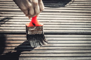 Fırçayla boya ve yaz terasını boya. Koyu zemin rengi.