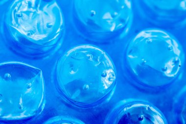 Kabarcık mavisi, kutuyu paketlemek için film. Yakın plan..