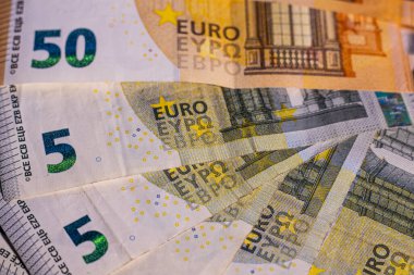 Masada 50 avroluk ve 5 avroluk banknot var. 50 ve 5 avroyla ödeme