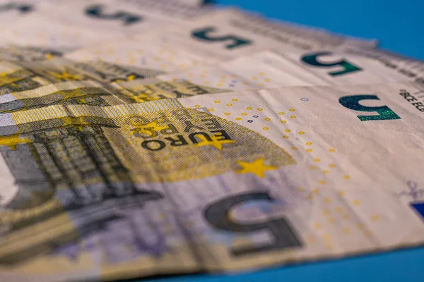 テーブルの上に5ユーロ紙幣があります 5ユーロ紙幣が支払われます — ストック写真