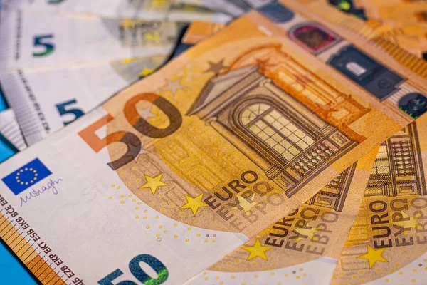 テーブルには50ユーロと5ユーロの銀行券があります 50と5ユーロで支払う — ストック写真