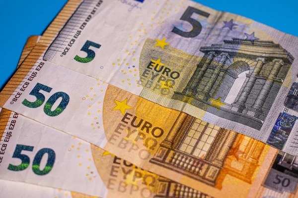 テーブルには50ユーロと5ユーロの銀行券があります 50と5ユーロで支払う — ストック写真