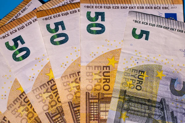 Masada 50 avroluk ve 5 avroluk banknot var. 50 ve 5 avroyla ödeme