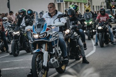 Halka açık şehir etkinliği, geçit töreni, iş ve dükkan etkinliği. Yumuşak seçici odak. 