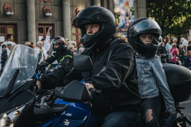 Halka açık şehir etkinliği, geçit töreni, iş ve dükkan etkinliği. Yumuşak seçici odak. 