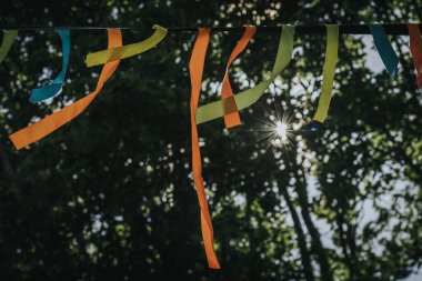 Şenlik dekoru, şenlik kurdeleleri, açık hava etkinliklerinde şehir kutlamaları. Yumuşak seçici odak.