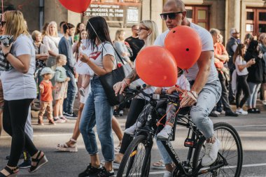 Halka açık şehir etkinliği, geçit töreni, iş ve dükkan etkinliği. Yumuşak seçici odak. 