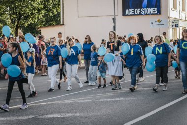 Halka açık şehir etkinliği, geçit töreni, iş ve dükkan etkinliği. Yumuşak seçici odak. 