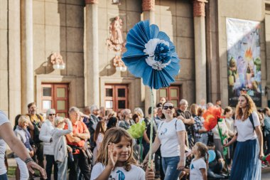 Halka açık şehir etkinliği, geçit töreni, iş ve dükkan etkinliği. Yumuşak seçici odak. 