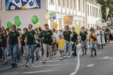Halka açık şehir etkinliği, geçit töreni, iş ve dükkan etkinliği. Yumuşak seçici odak. 