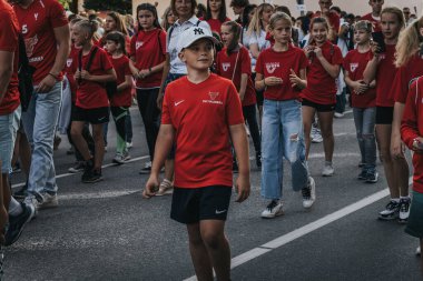 Halka açık şehir etkinliği, geçit töreni, iş ve dükkan etkinliği. Yumuşak seçici odak. 