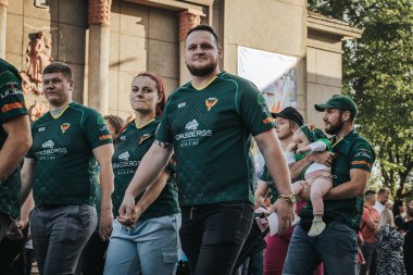 Halka açık şehir etkinliği, geçit töreni, iş ve dükkan etkinliği. Yumuşak seçici odak. 