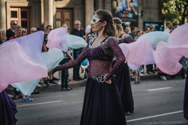 Halka açık şehir etkinliği, geçit töreni, iş ve dükkan etkinliği. Yumuşak seçici odak. 