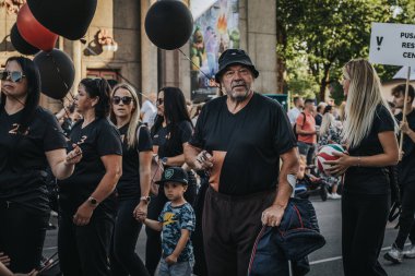 Halka açık şehir etkinliği, geçit töreni, iş ve dükkan etkinliği. Yumuşak seçici odak. 