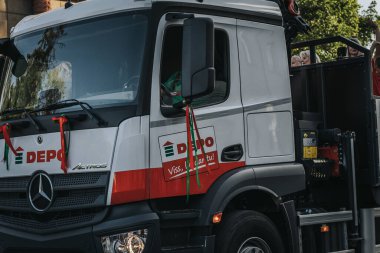 Halka açık şehir etkinliği, geçit töreni, iş ve dükkan etkinliği. Yumuşak seçici odak. 