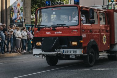 Halka açık şehir etkinliği, geçit töreni, iş ve dükkan etkinliği. Yumuşak seçici odak. 