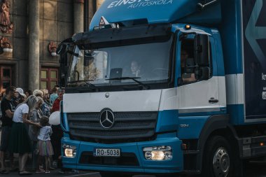 Halka açık şehir etkinliği, geçit töreni, iş ve dükkan etkinliği. Yumuşak seçici odak. 