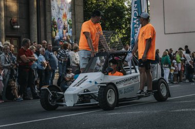 Halka açık şehir etkinliği, geçit töreni, iş ve dükkan etkinliği. Yumuşak seçici odak. 