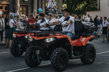 Halka açık şehir etkinliği, geçit töreni, iş ve dükkan etkinliği. Yumuşak seçici odak. 