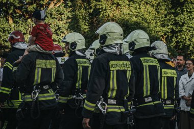 Halka açık şehir etkinliği, geçit töreni, iş ve dükkan etkinliği. Yumuşak seçici odak. 