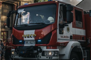 Halka açık şehir etkinliği, geçit töreni, iş ve dükkan etkinliği. Yumuşak seçici odak. 