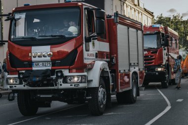 Halka açık şehir etkinliği, geçit töreni, iş ve dükkan etkinliği. Yumuşak seçici odak. 