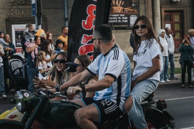 Halka açık şehir etkinliği, geçit töreni, iş ve dükkan etkinliği. Yumuşak seçici odak. 