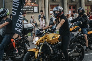 Halka açık şehir etkinliği, geçit töreni, iş ve dükkan etkinliği. Yumuşak seçici odak. 