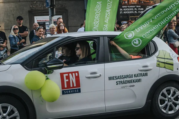 Halka açık şehir etkinliği, geçit töreni, iş ve dükkan etkinliği. Yumuşak seçici odak. 