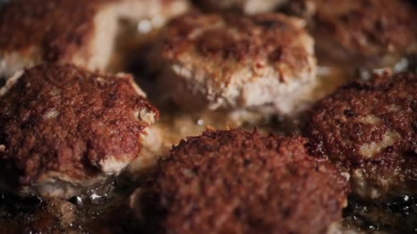 把肉丸子放在有气泡的平底锅里用油煎 有选择性的软重点 视频剪辑 — 图库视频影像