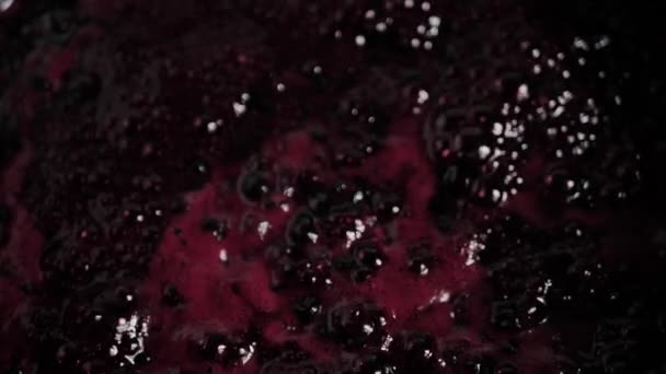 Selai Berry Mendidih Dengan Gelembung Dan Busa Selai Berry Hitam — Stok Video