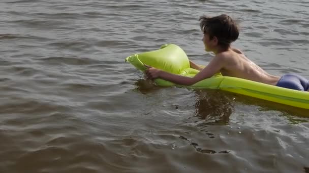 Ein Kind Schwimmt Auf Einer Matratze Meer Das Kind Schiebt — Stockvideo