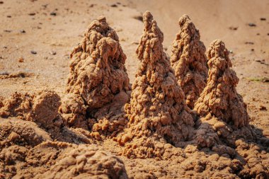 Deniz kıyısında kumdan kaleler. Yumuşak seçici odak.