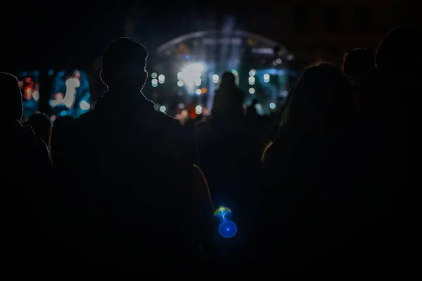 Konzertbühne Mit Lichtern Für Feiertagsfeier Silhouette Von Menschen Unscharfer Hintergrund — Stockfoto