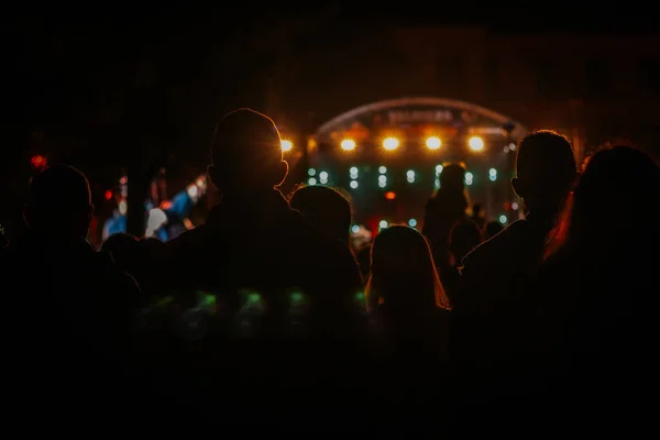 Koncertní Pódium Světly Pro Sváteční Oslavu Silueta Lidí Rozmazané Pozadí — Stock fotografie