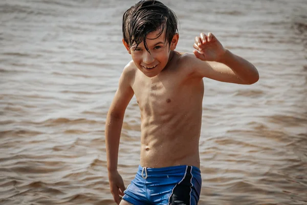Rapaz Exercitar Beira Mar Férias Verão Foco Seletivo Suave Fotos De Bancos De Imagens