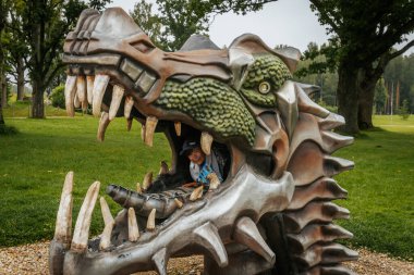 Dinozor kafa yaptı. Kafadaki adam. Hayvanlar, dinozorlar, doğal dinozor parkı 