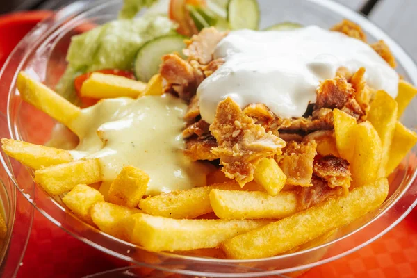 Doğa parkındaki tek kullanımlık kaselerde kızarmış et ve salata. Yumuşak seçici odak.