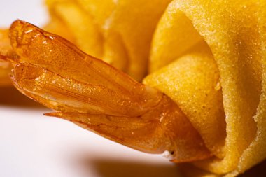 Kabuklu sıcak suşi hamurlu karides. Yumuşak seçici odak.