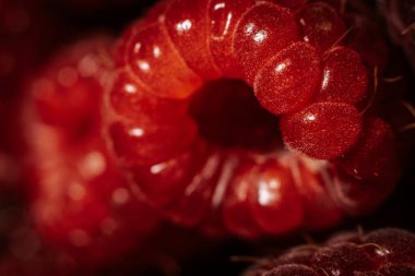 Taze, tatlı böğürtlen, arka plan, sağlıklı beslenme. Kırmızı, olgun ahududu yakından. Yumuşak seçici odak.