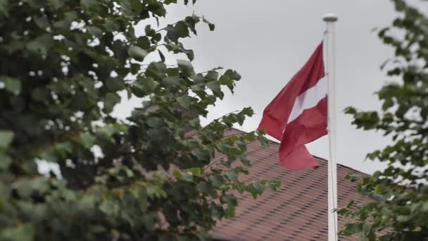 Łotewska Flaga Wisi Przed Prywatnym Domem Wakacje Delikatne Wybiórcze Skupienie — Wideo stockowe