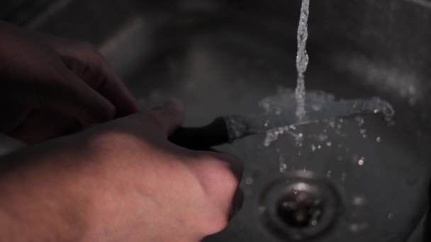 Man Has Water Running Tap Wash Knife Running Water Soft — Stock Video