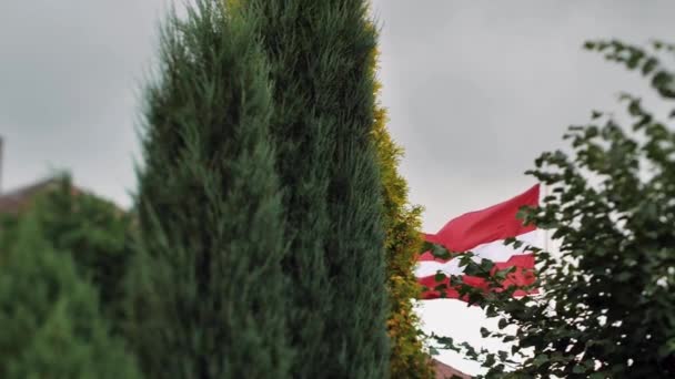 Łotewska Flaga Wisi Przed Prywatnym Domem Wakacje Delikatne Wybiórcze Skupienie — Wideo stockowe