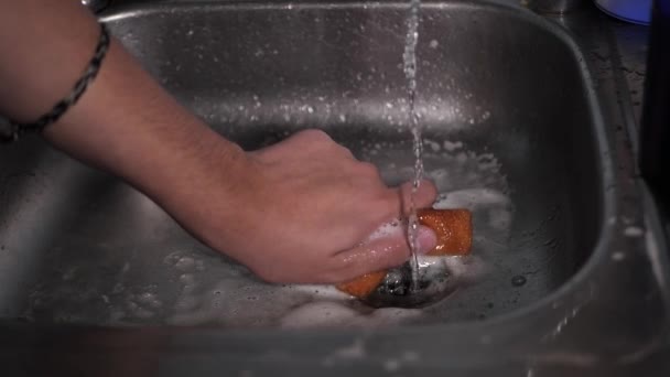 Mand Vasker Køkkenvasken Med Svamp Skum Blød Selektiv Fokus Videoer – Stock-video