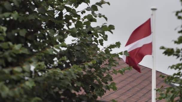 Bandeira Letã Voa Frente Uma Casa Particular Nas Férias Foco — Vídeo de Stock