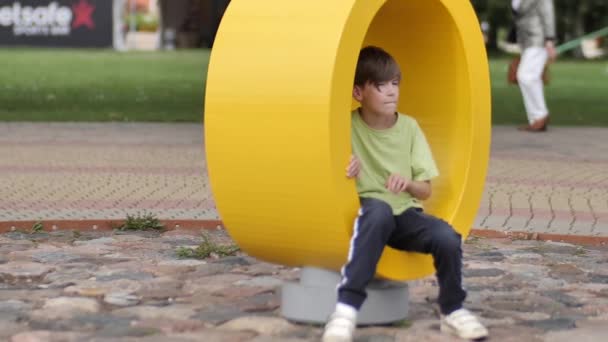 Barnet Kliver Dekorationerna Och Vänder Sig Mjukt Selektivt Fokus Videoklipp — Stockvideo