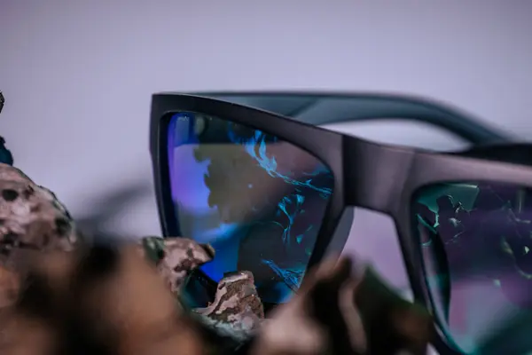 白い背景にサングラスが付いたブラックチャンターセル ソフトセレクティブフォーカス — ストック写真
