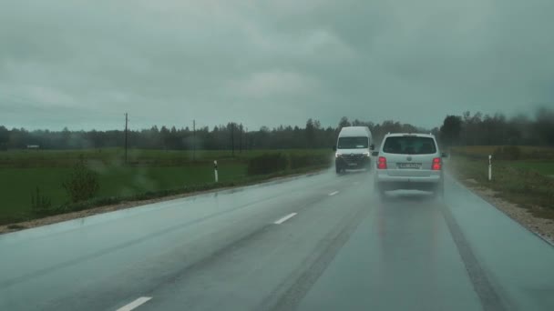 Esős Idő Esik Miközben Egy Autót Vezet Úton Esik Eső — Stock videók